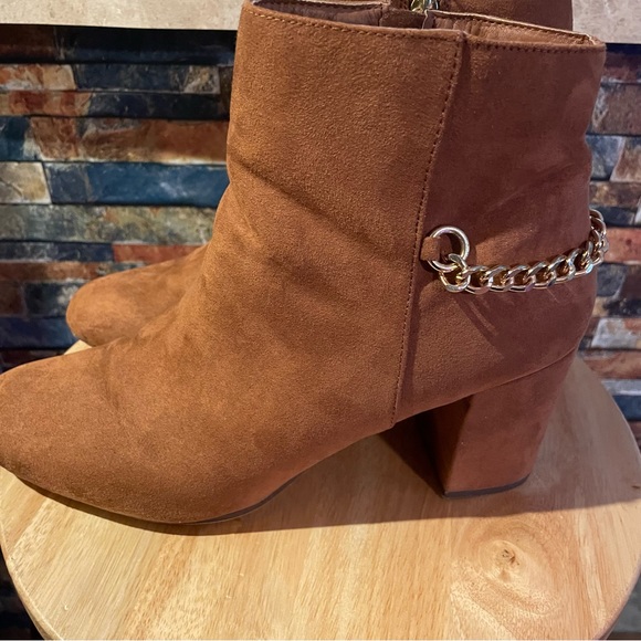 JustFab Mariah Cognac Faux Suede Block Heel Chain Zip Ankle Boots Women Size 12 - Picture 6 of 6